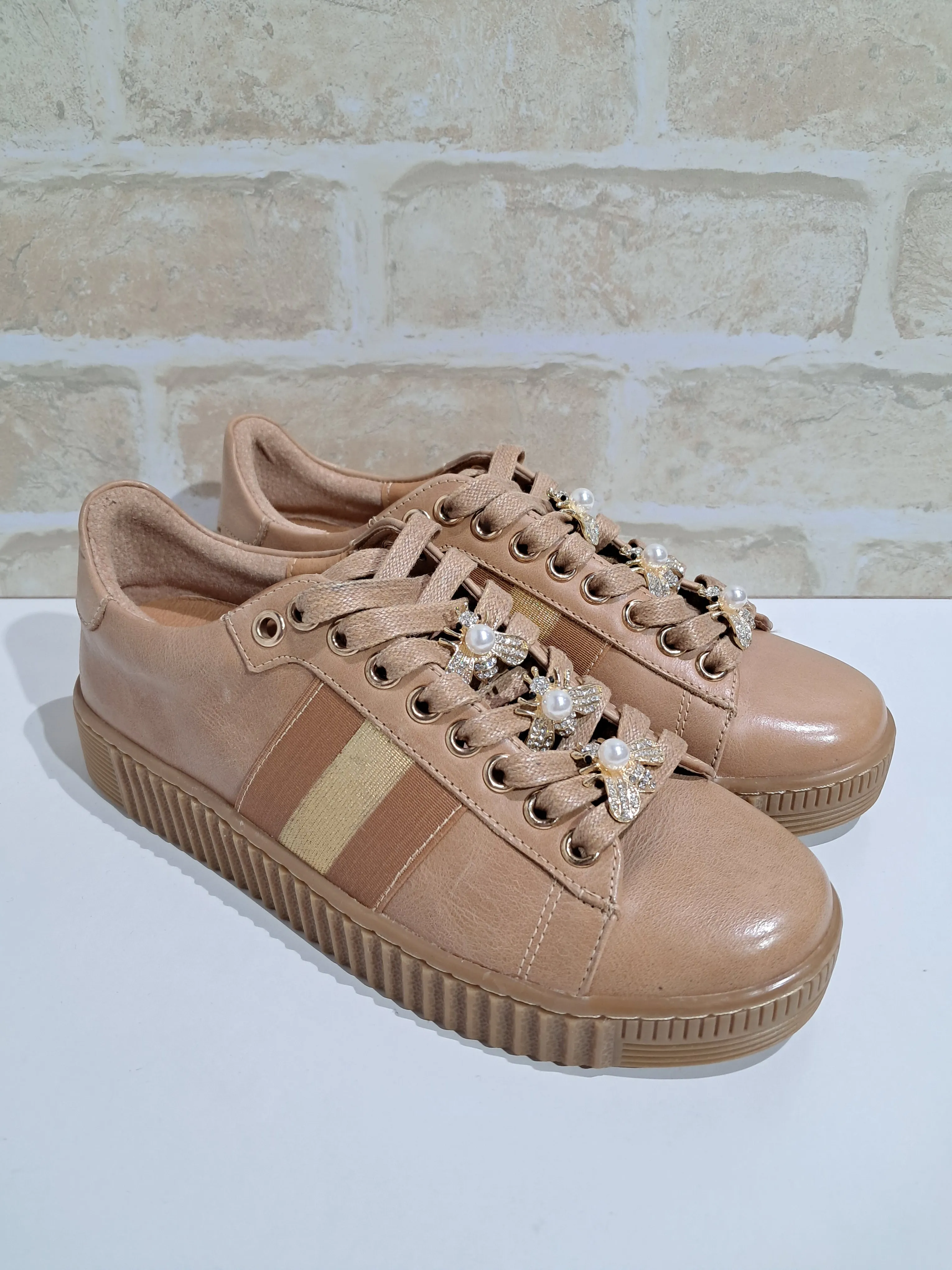 Bee Light Tan by Hinako