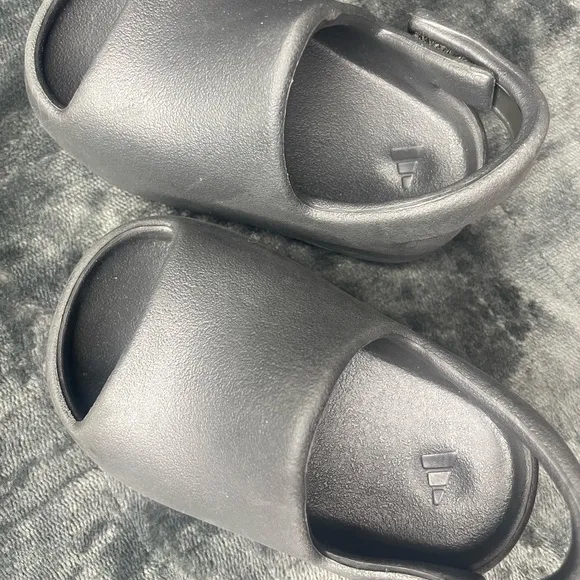Black/ONYX Yeezy Slides (Toddler)