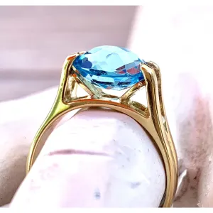 Vintage Womens Ring 14KT Yellow Gold Natural Blue Topaz 5.3 grams Gorgeous size 7.5